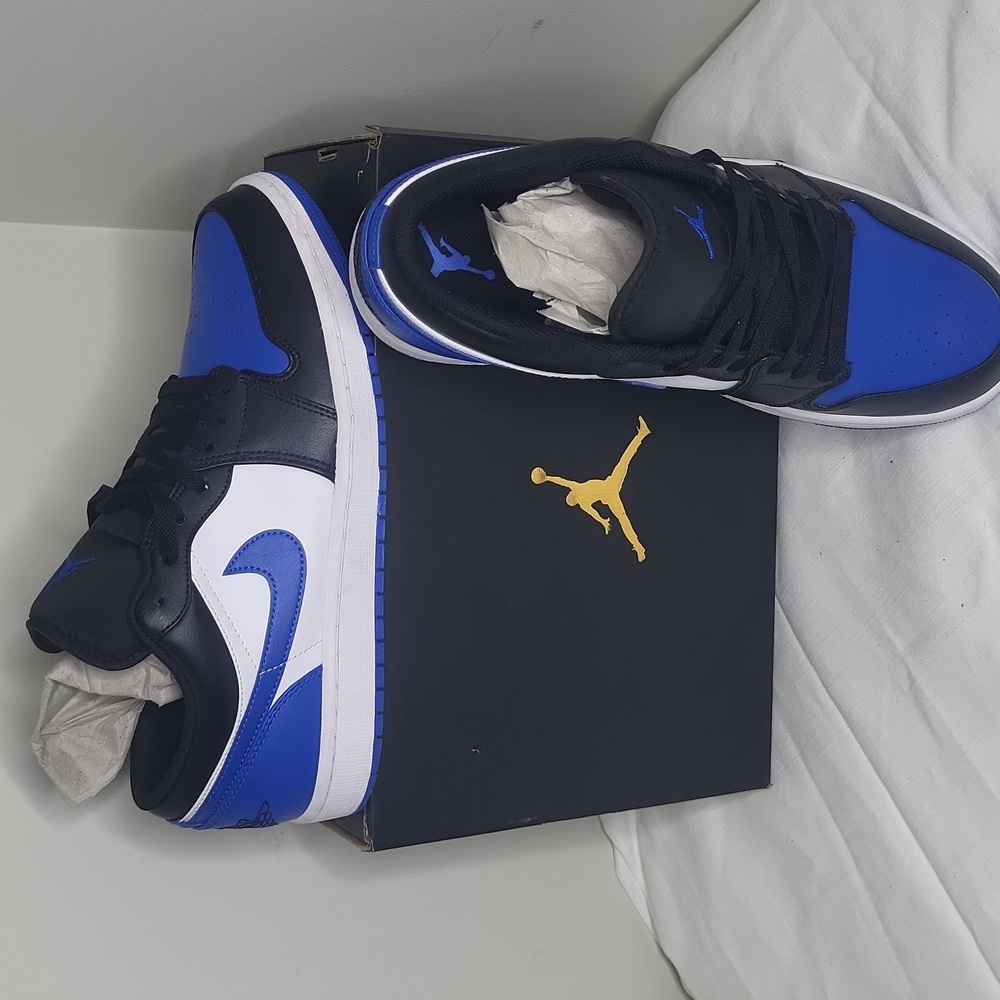 Sneakers - Picture 4 of 4